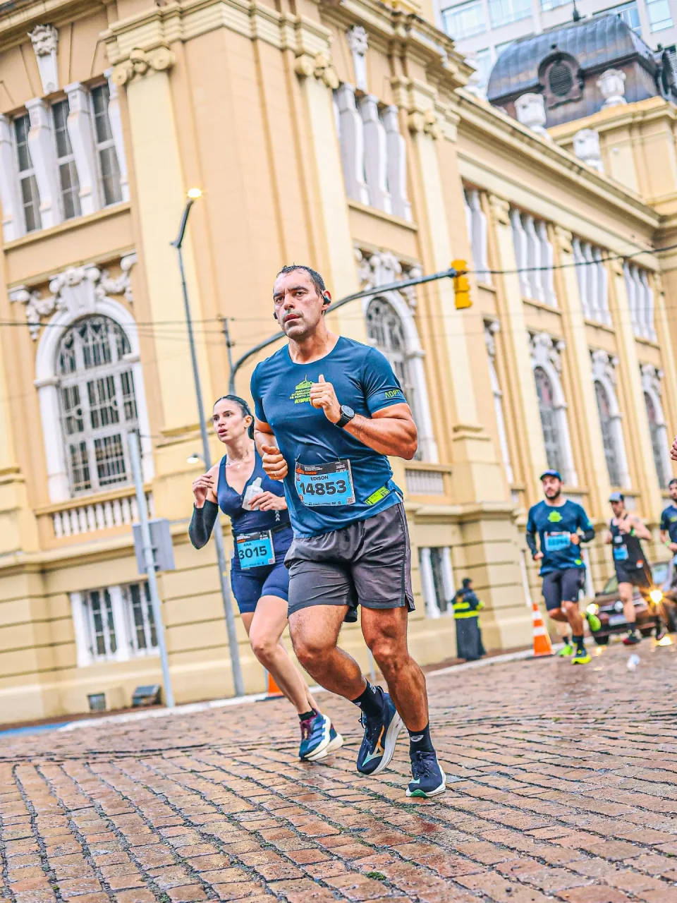 Maicon Santos participando de uma corrida de rua.